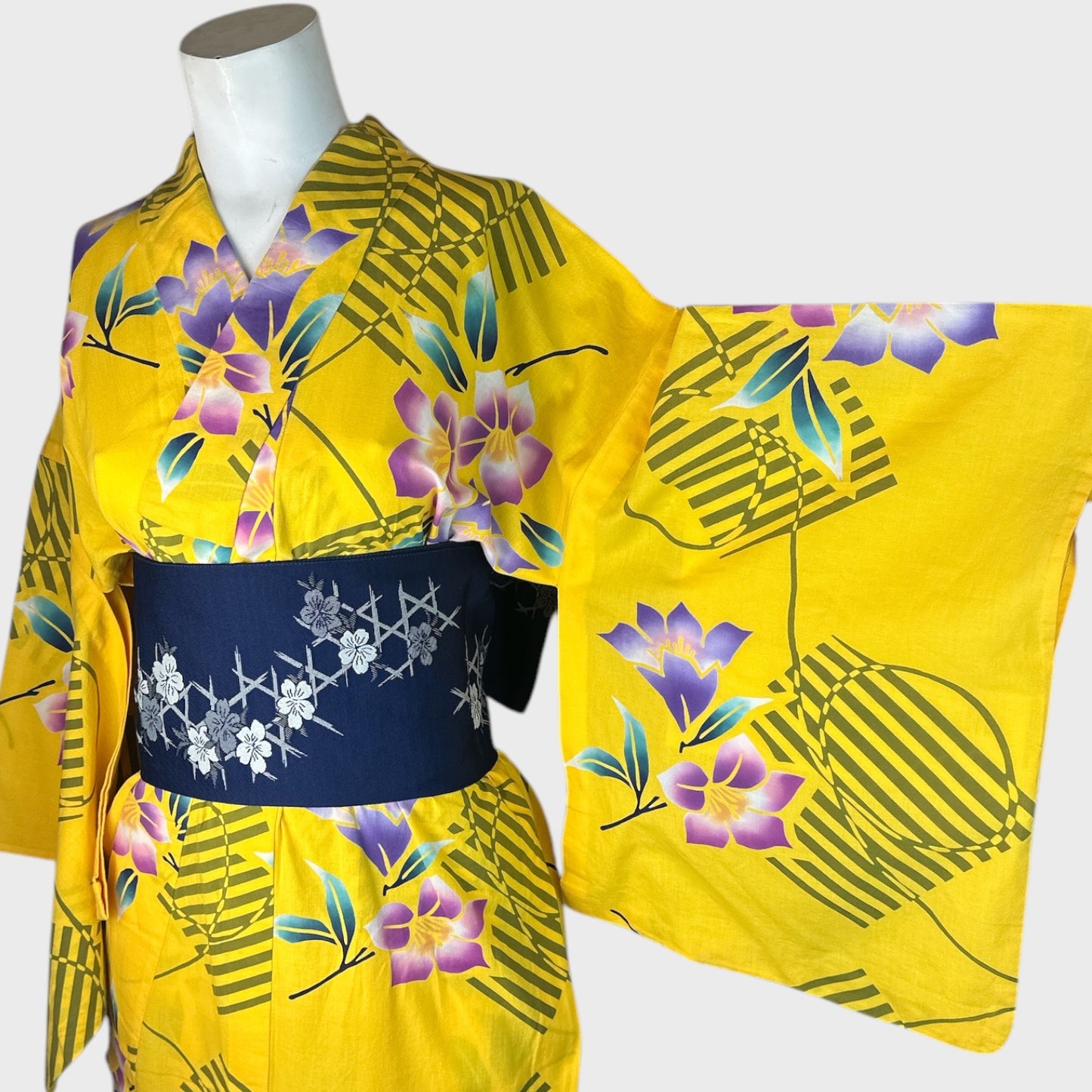 Vintage Retro Yukata Kimono - Sunlit Blossoms