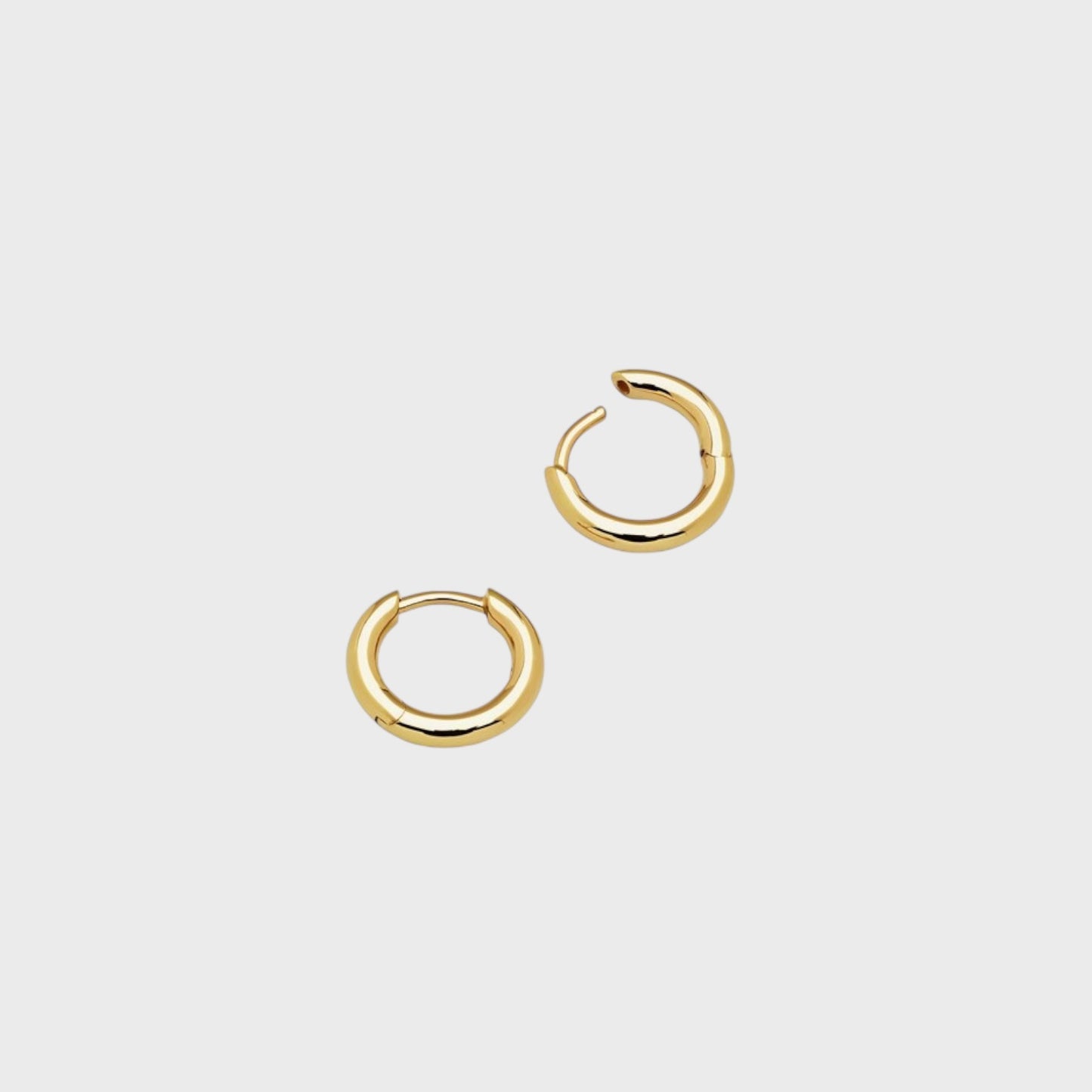 Tom Wood  - Classic Hoop Earrings Small - Gold