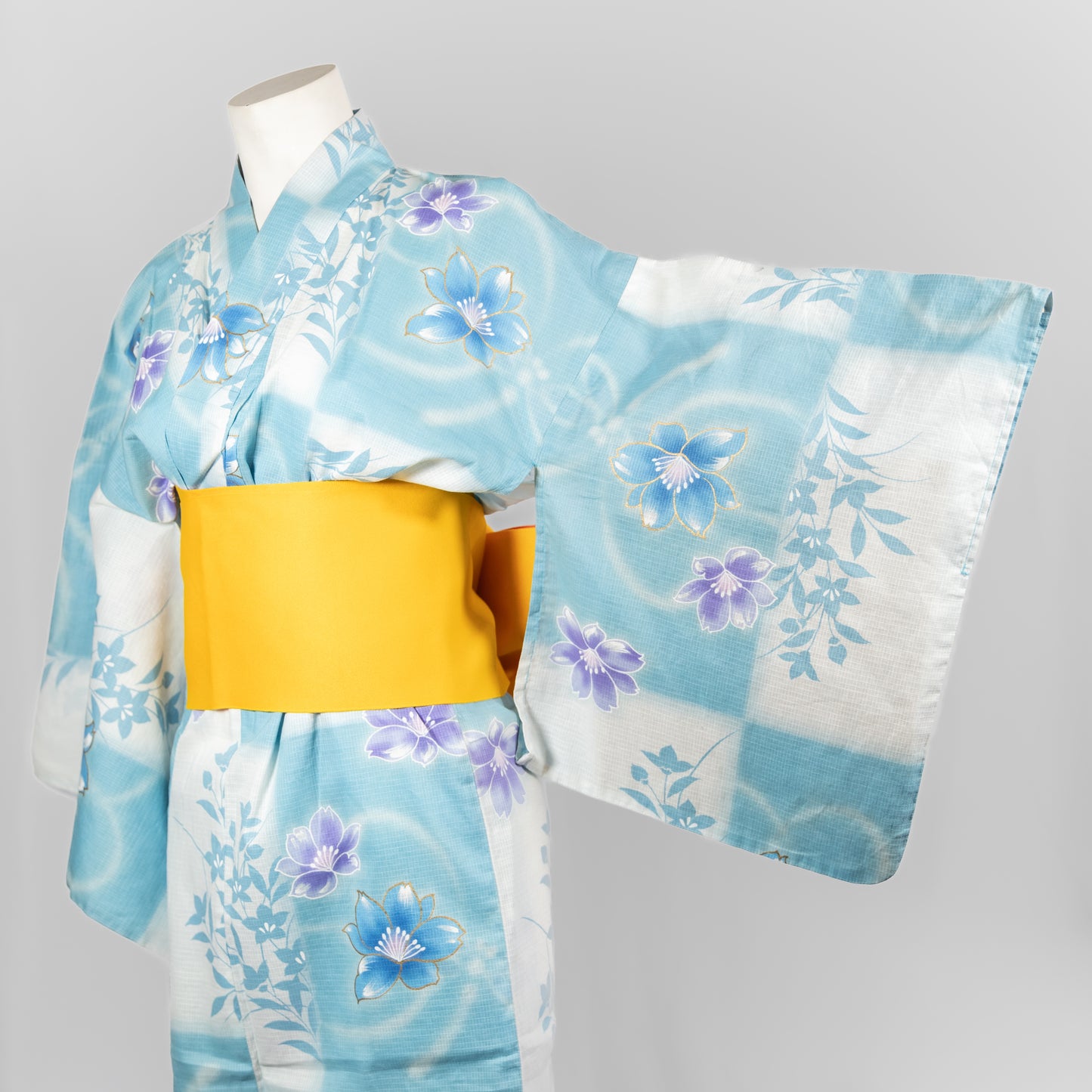 Vintage Yukata Kimono - Flowers in Pale blue